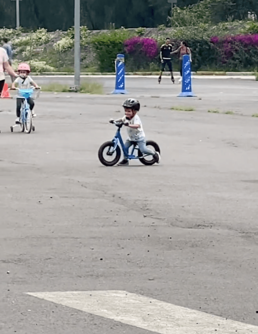 A sus dos años de edad ya sabe andar en bicicleta, algo que disfruta mucho.