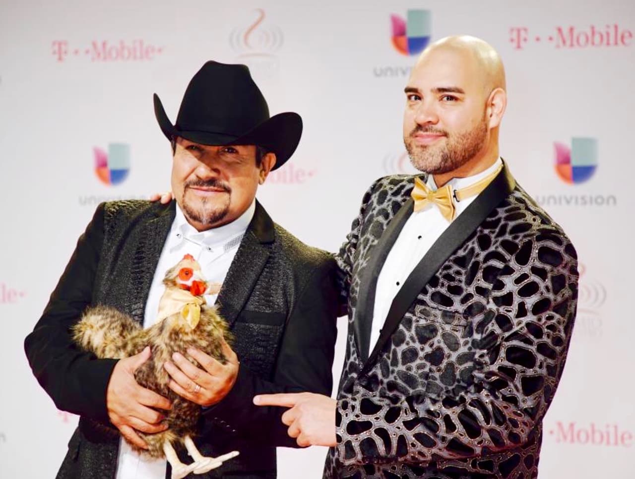El Feo, El Pelón y La Gallina Vidente en la alfombra de 'Premio Lo Nuestro' en Miami.