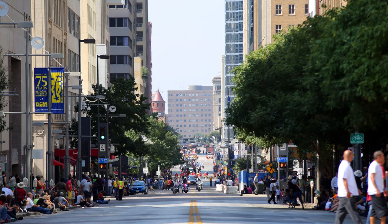 Dallas se pintó de música y fiesta en el inicio a esta gran feria