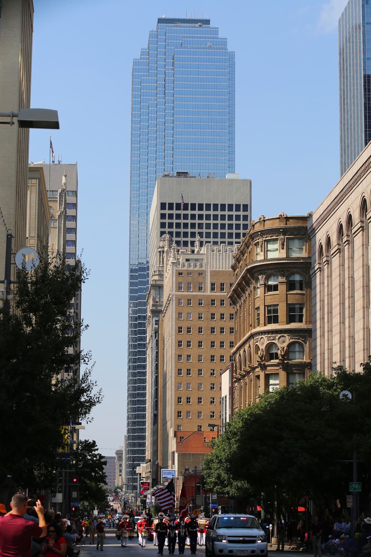 Dallas se pintó de música y fiesta en el inicio a esta gran feria