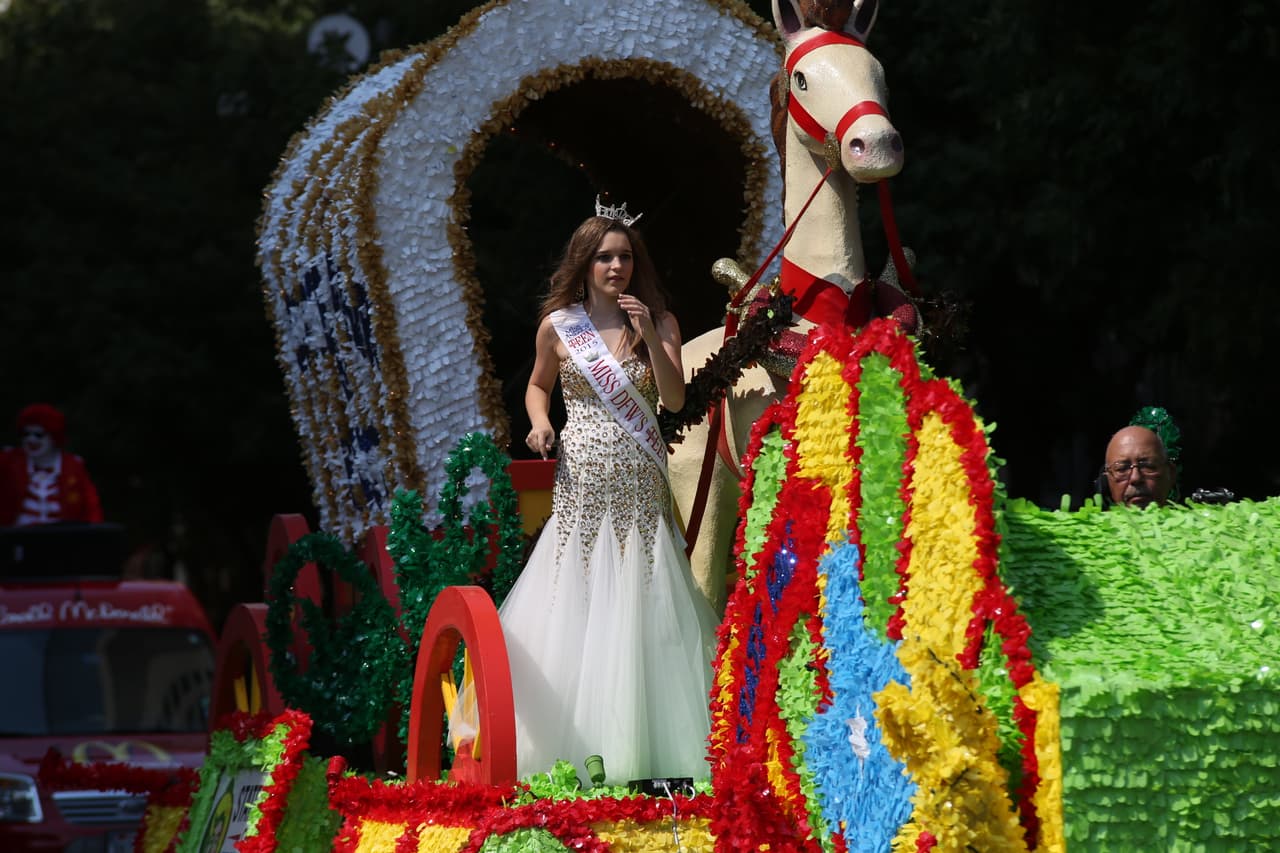 Dallas se pintó de música y fiesta en el inicio a esta gran feria
