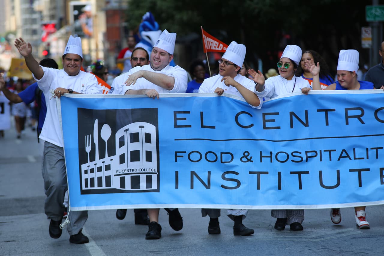 Dallas se pintó de música y fiesta en el inicio a esta gran feria