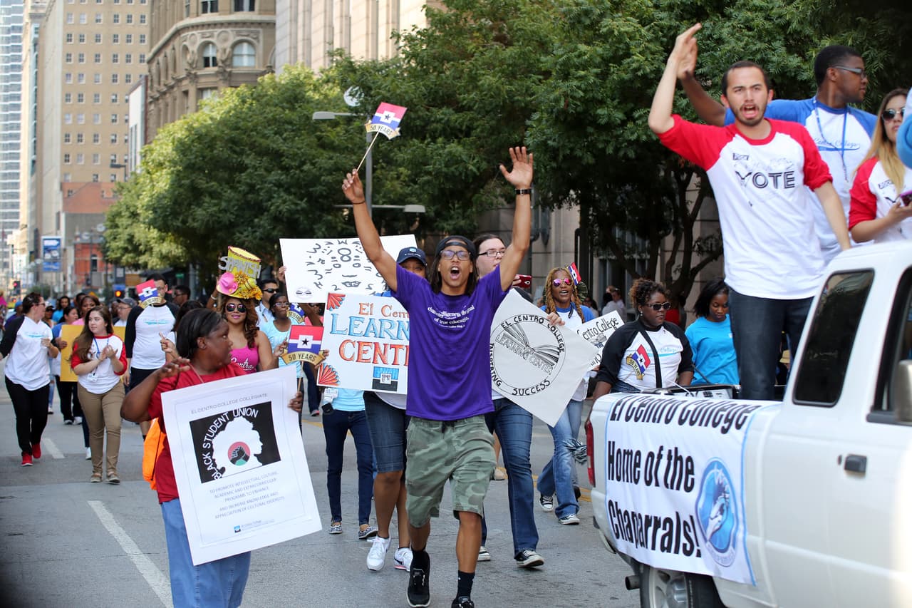 Dallas se pintó de música y fiesta en el inicio a esta gran feria