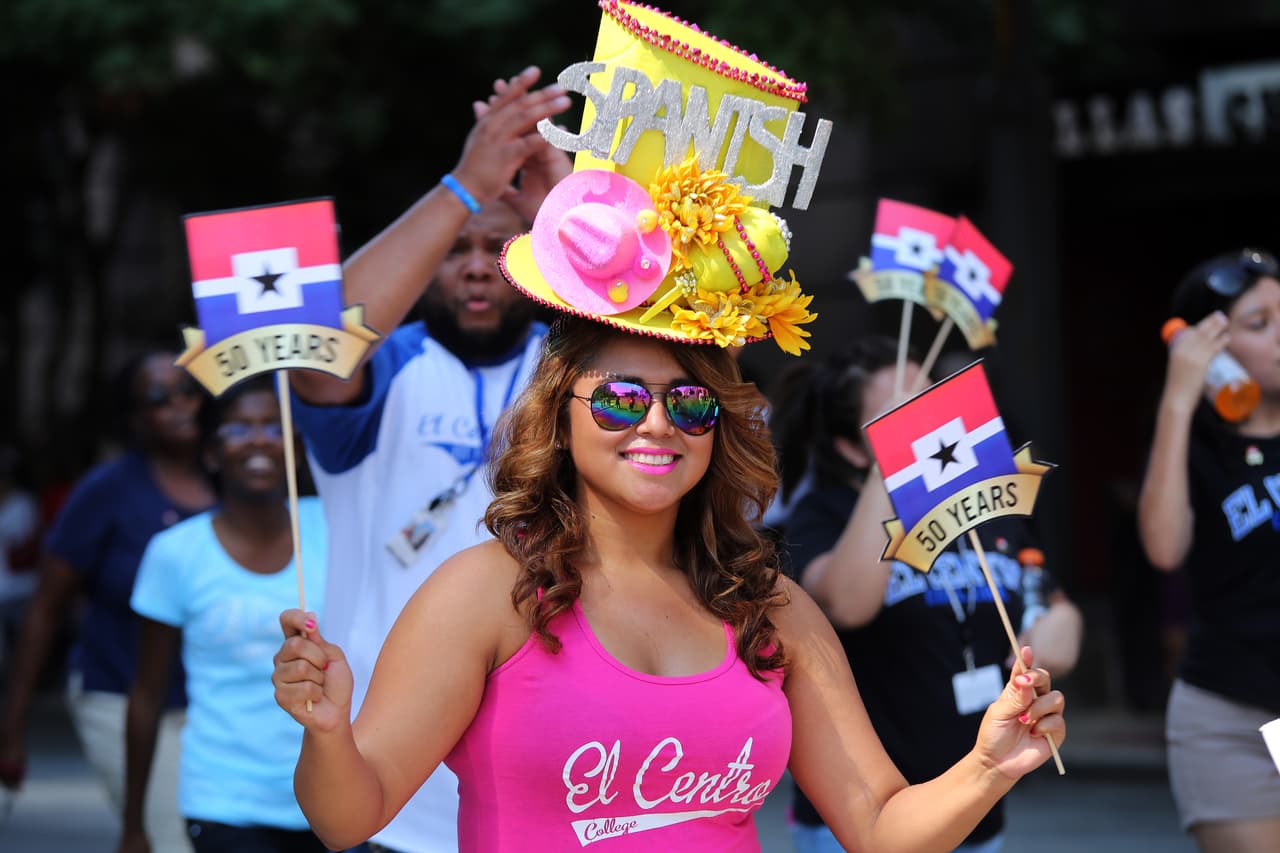 Dallas se pintó de música y fiesta en el inicio a esta gran feria