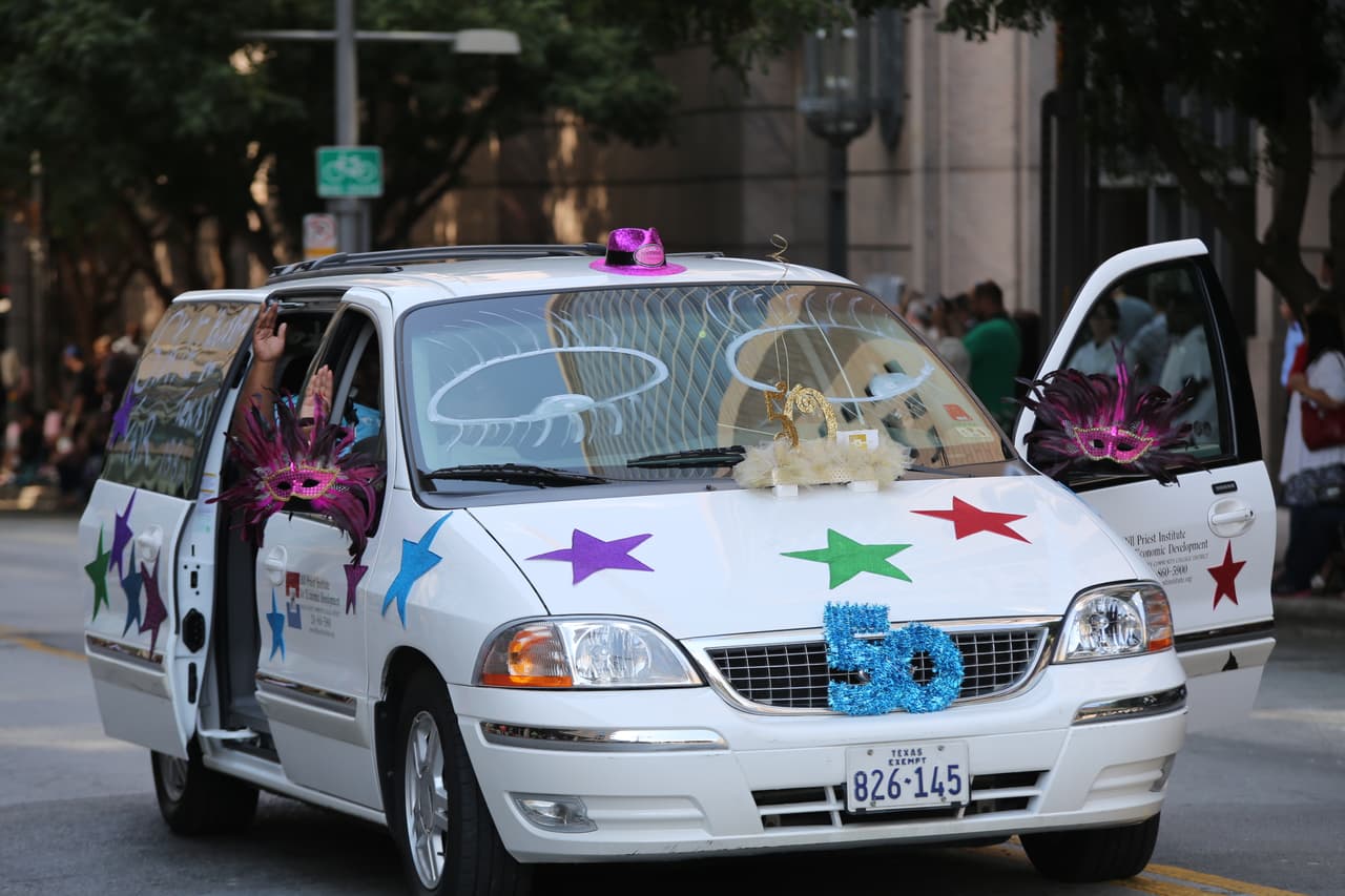 Dallas se pintó de música y fiesta en el inicio a esta gran feria