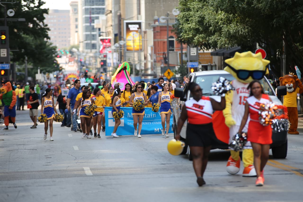 Dallas se pintó de música y fiesta en el inicio a esta gran feria