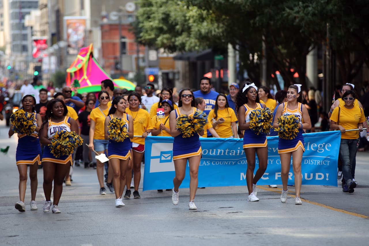 Dallas se pintó de música y fiesta en el inicio a esta gran feria