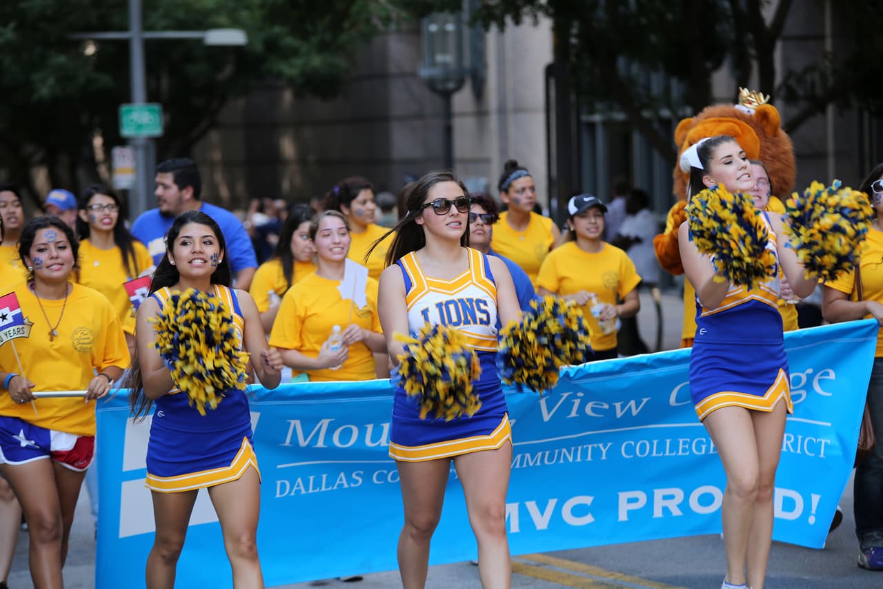 Dallas se pintó de música y fiesta en el inicio a esta gran feria