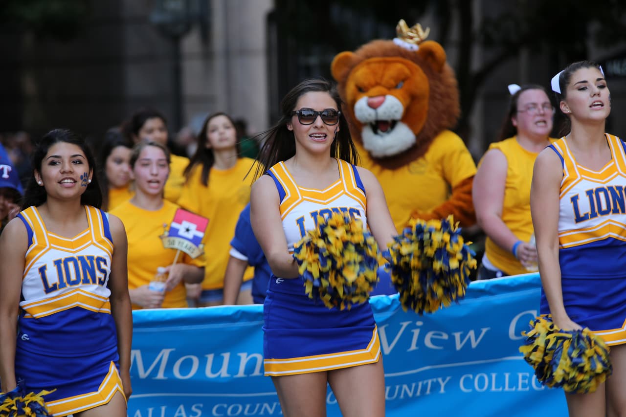 Dallas se pintó de música y fiesta en el inicio a esta gran feria