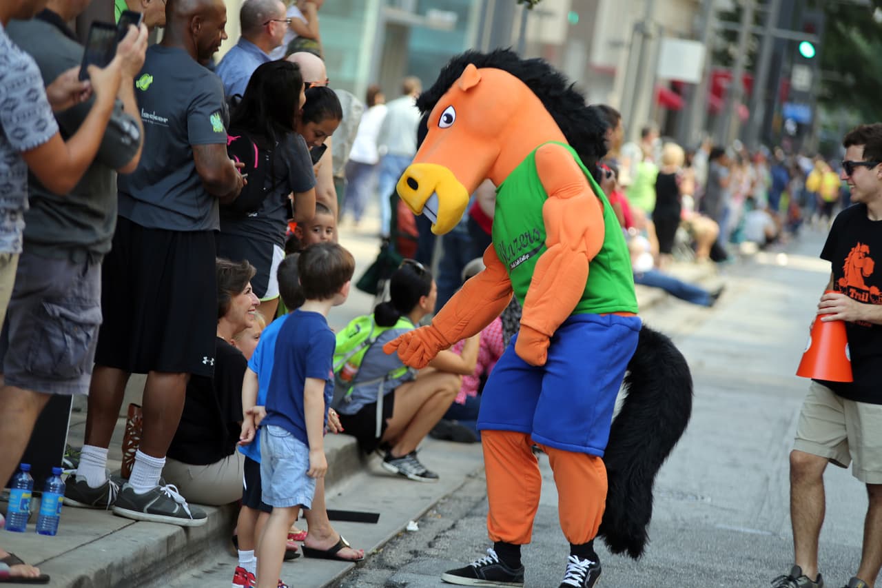 Dallas se pintó de música y fiesta en el inicio a esta gran feria