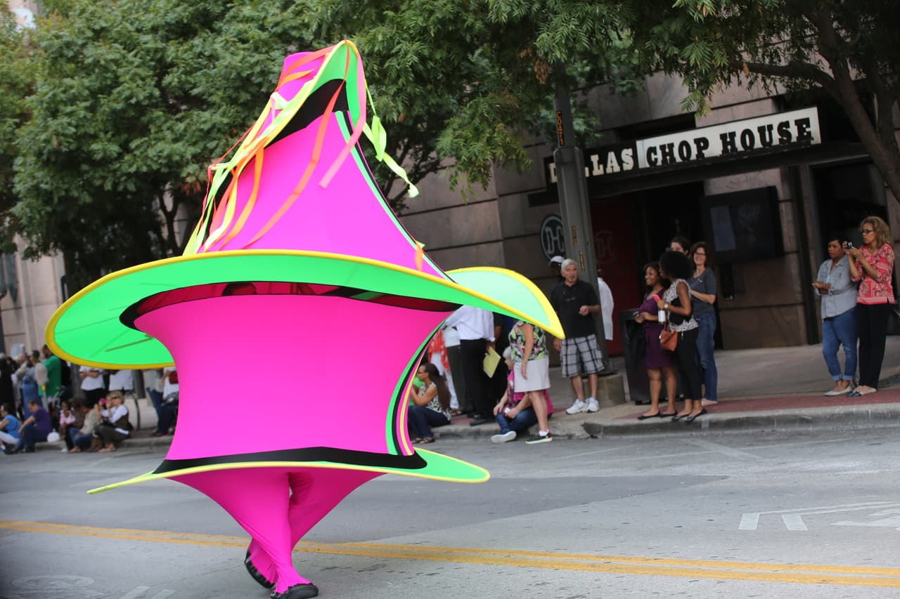 Dallas se pintó de música y fiesta en el inicio a esta gran feria