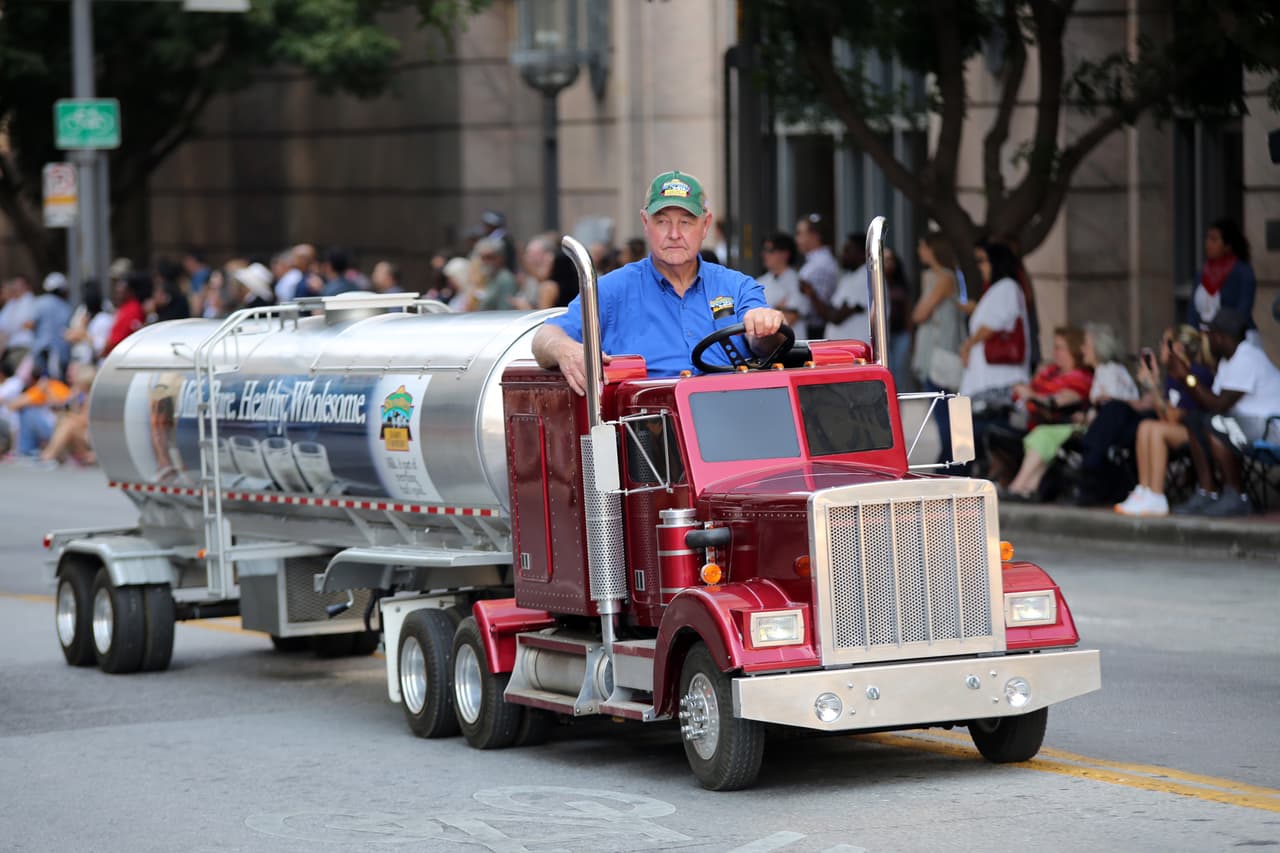Dallas se pintó de música y fiesta en el inicio a esta gran feria