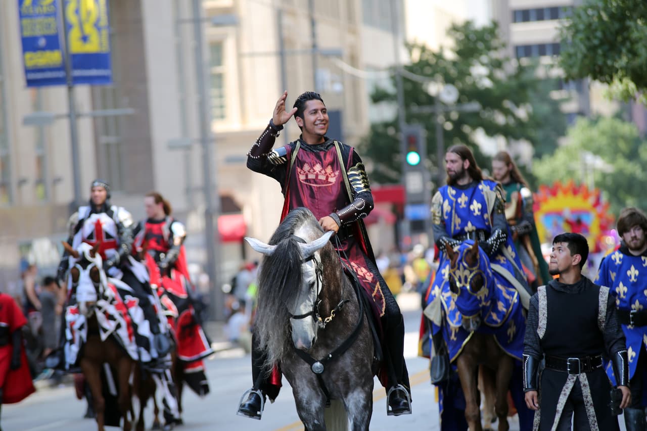 Dallas se pintó de música y fiesta en el inicio a esta gran feria