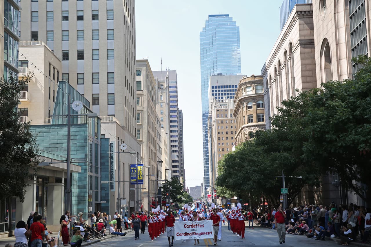 Dallas se pintó de música y fiesta en el inicio a esta gran feria