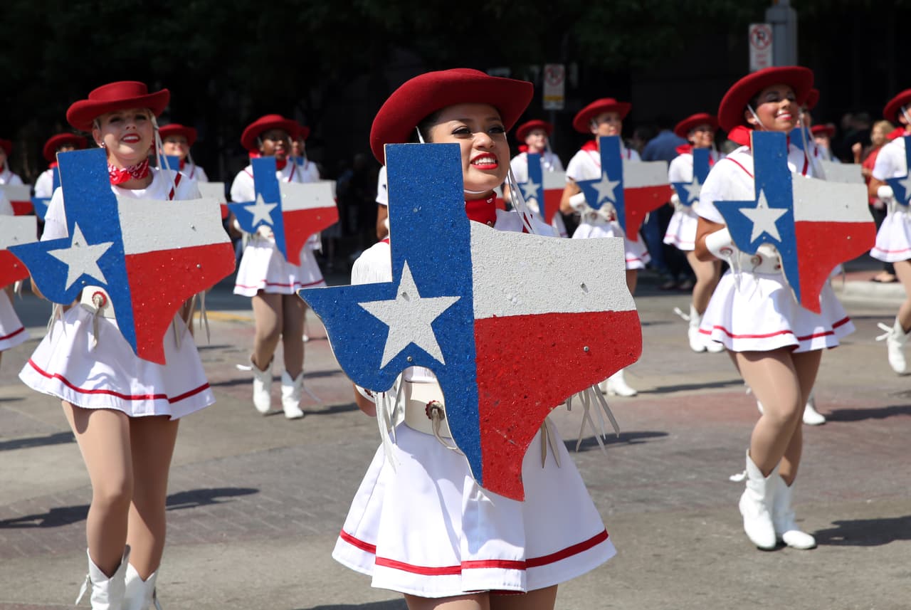 Dallas se pintó de música y fiesta en el inicio a esta gran feria