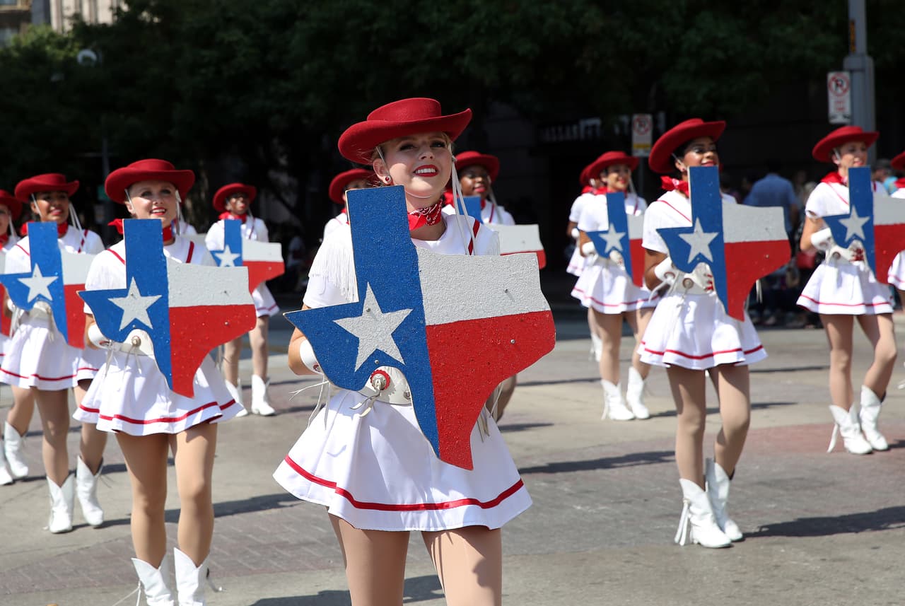 Dallas se pintó de música y fiesta en el inicio a esta gran feria