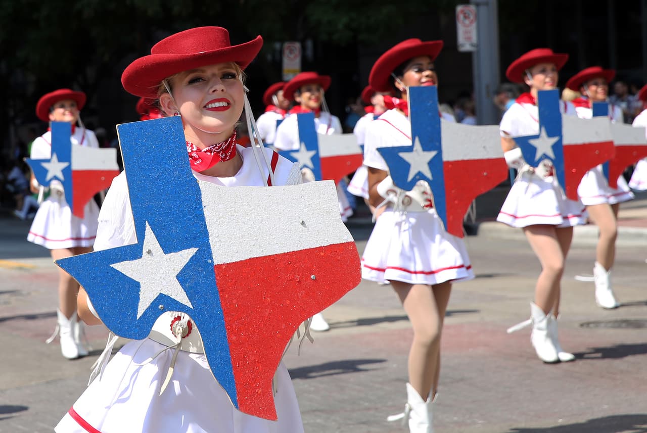 Dallas se pintó de música y fiesta en el inicio a esta gran feria