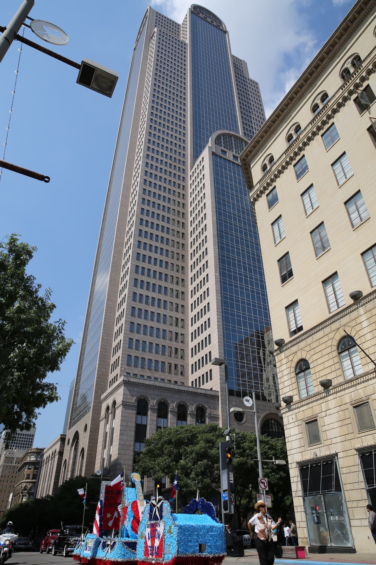 Dallas se pintó de música y fiesta en el inicio a esta gran feria