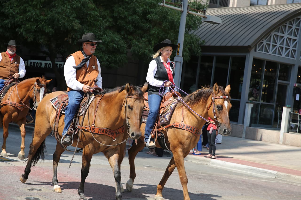 Dallas se pintó de música y fiesta en el inicio a esta gran feria