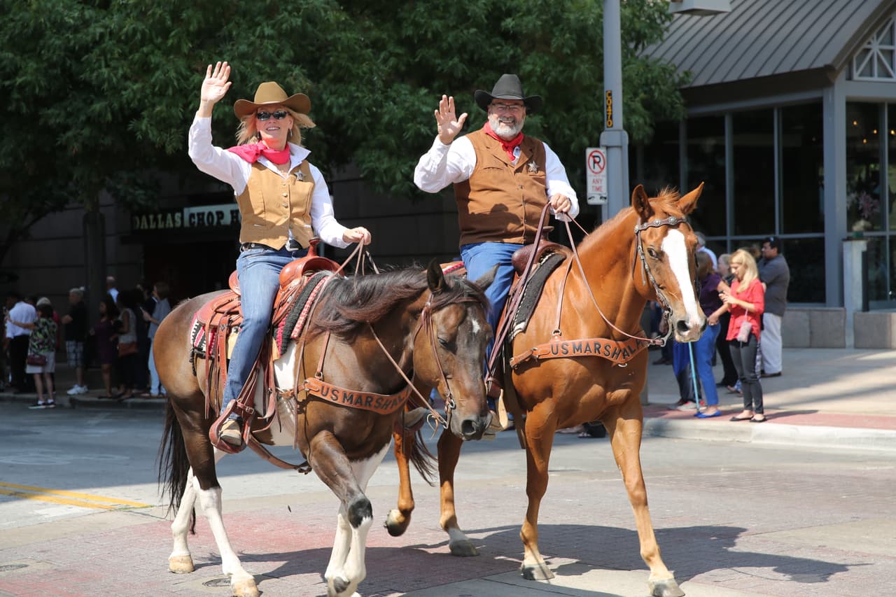 Dallas se pintó de música y fiesta en el inicio a esta gran feria