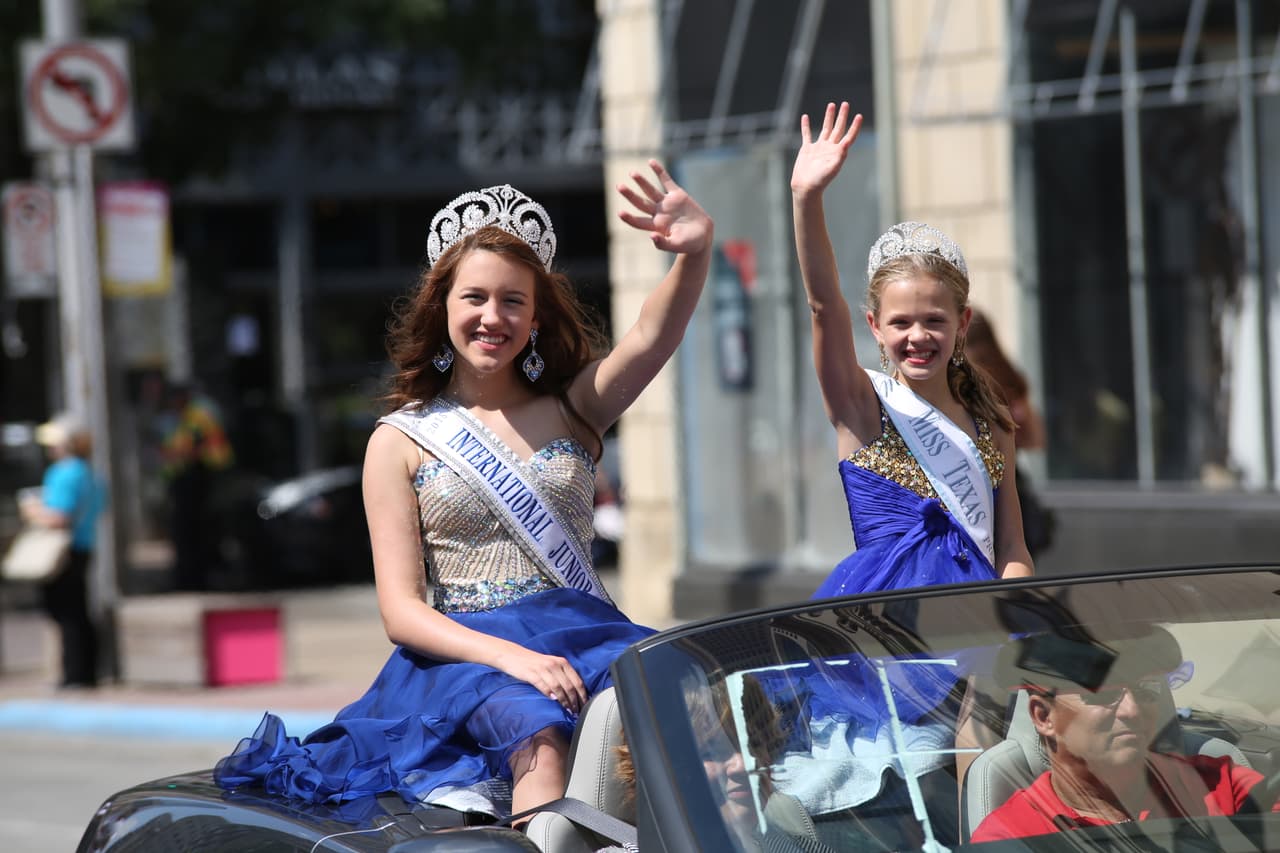 Dallas se pintó de música y fiesta en el inicio a esta gran feria