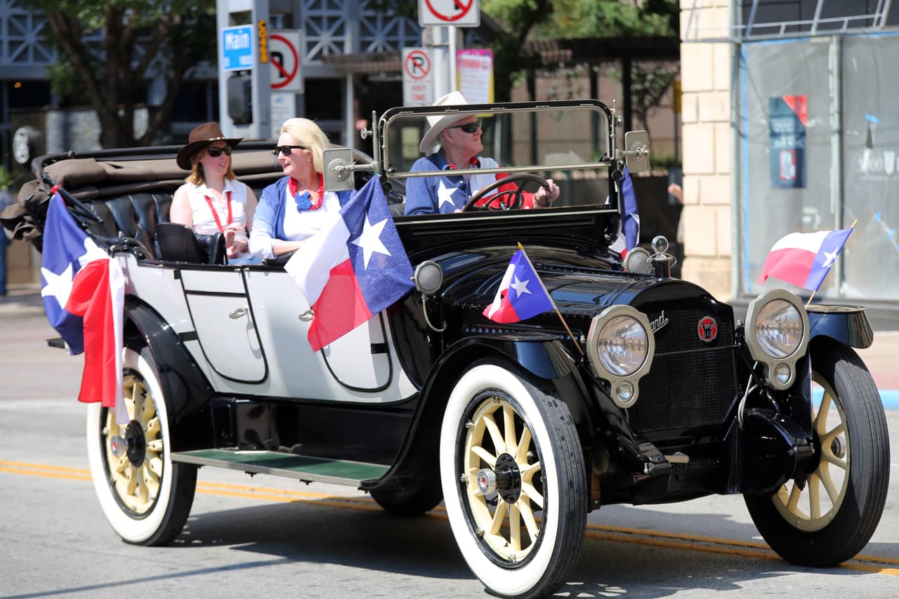 Dallas se pintó de música y fiesta en el inicio a esta gran feria