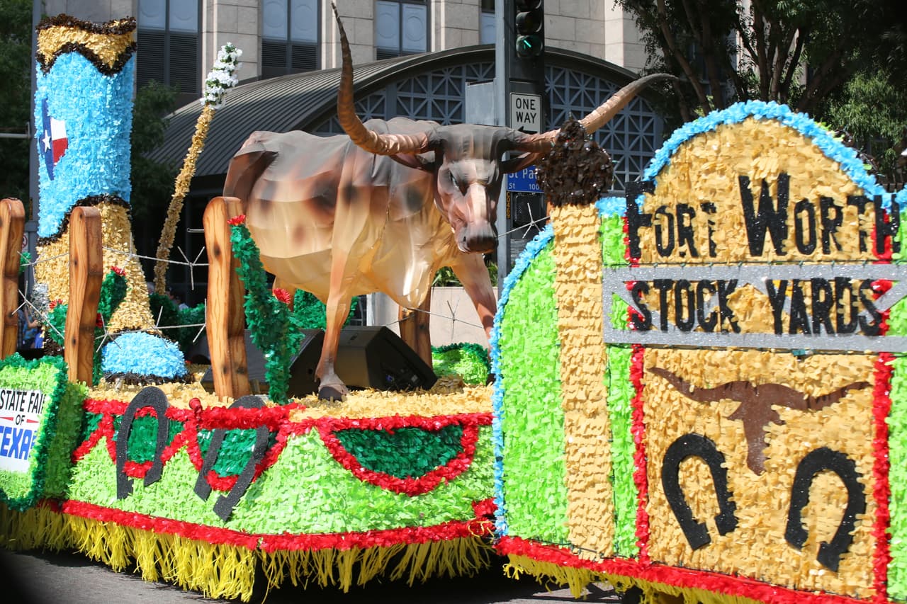 Dallas se pintó de música y fiesta en el inicio a esta gran feria