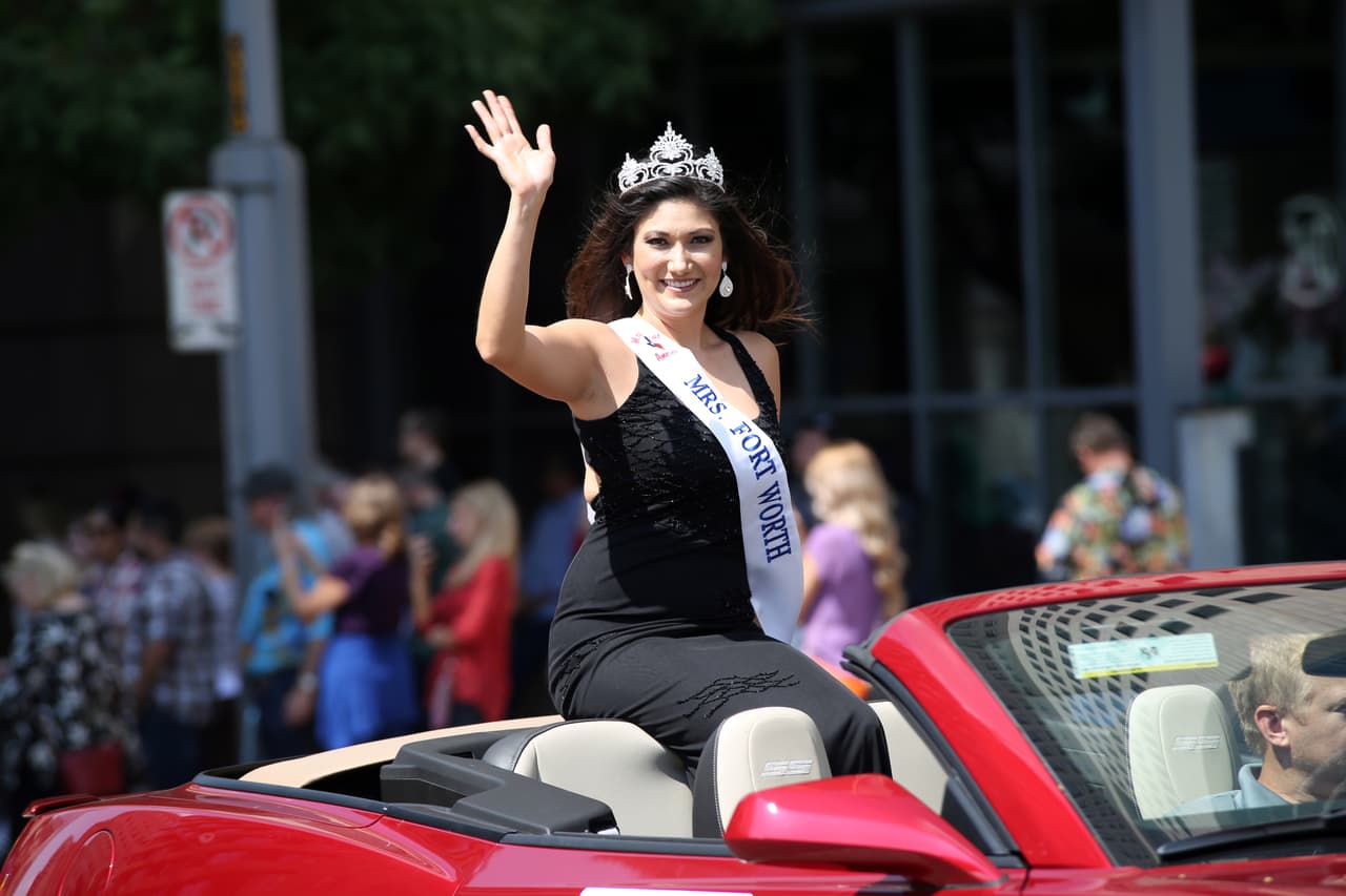 Dallas se pintó de música y fiesta en el inicio a esta gran feria