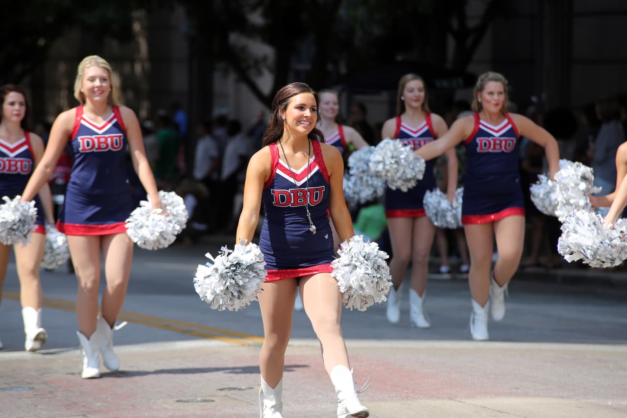 Dallas se pintó de música y fiesta en el inicio a esta gran feria