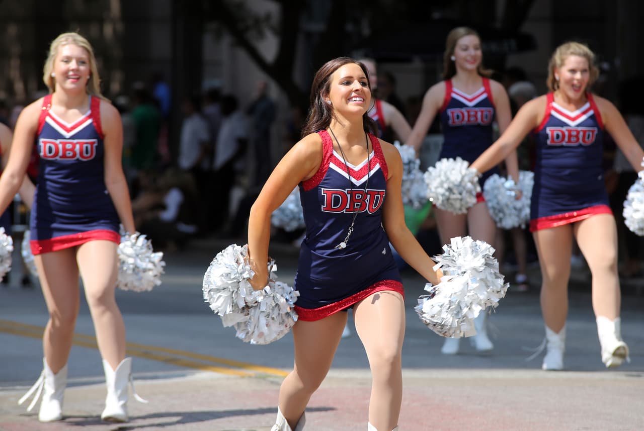 Dallas se pintó de música y fiesta en el inicio a esta gran feria