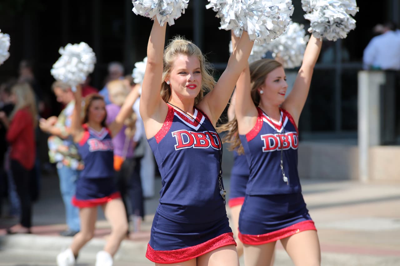 Dallas se pintó de música y fiesta en el inicio a esta gran feria