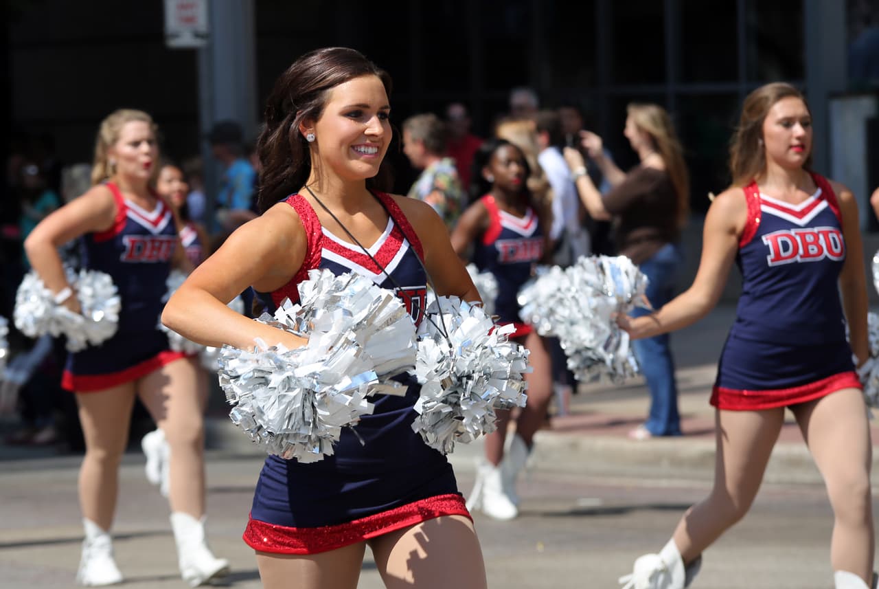 Dallas se pintó de música y fiesta en el inicio a esta gran feria