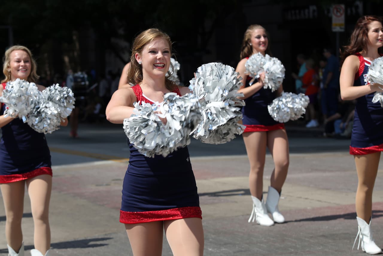 Dallas se pintó de música y fiesta en el inicio a esta gran feria