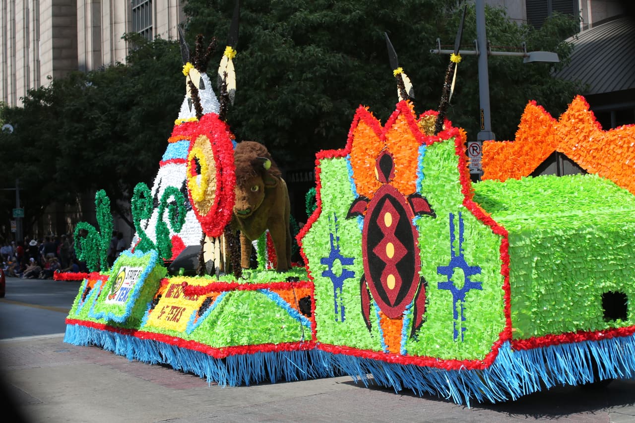 Dallas se pintó de música y fiesta en el inicio a esta gran feria