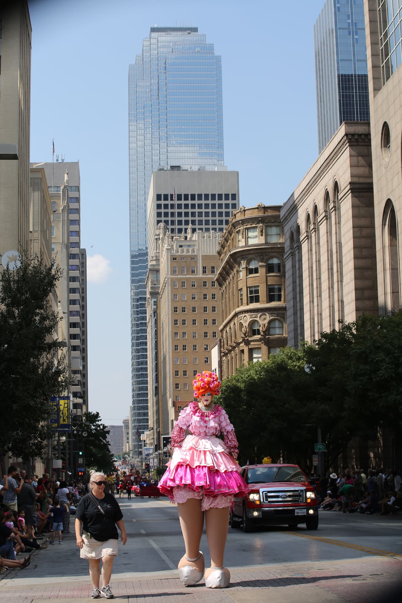 Dallas se pintó de música y fiesta en el inicio a esta gran feria