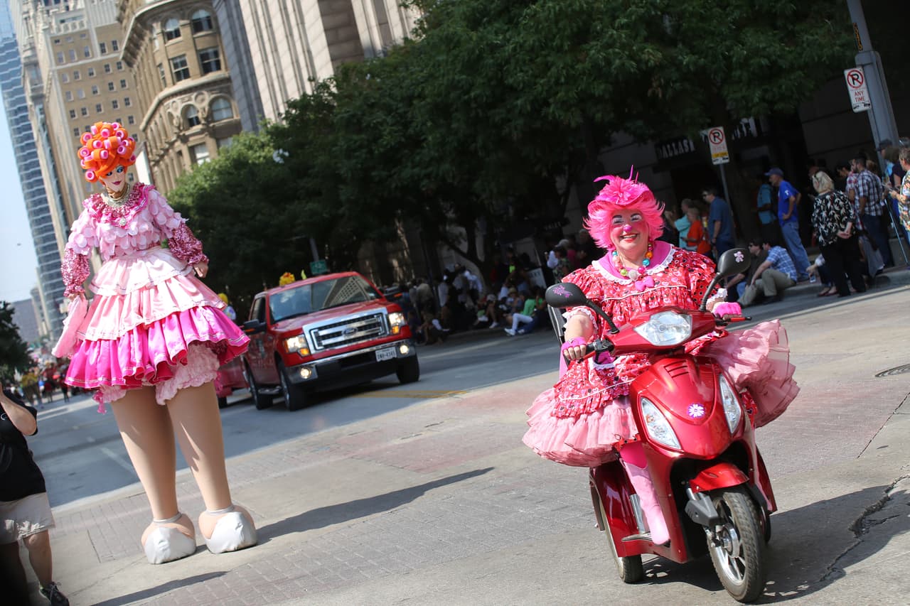 Dallas se pintó de música y fiesta en el inicio a esta gran feria