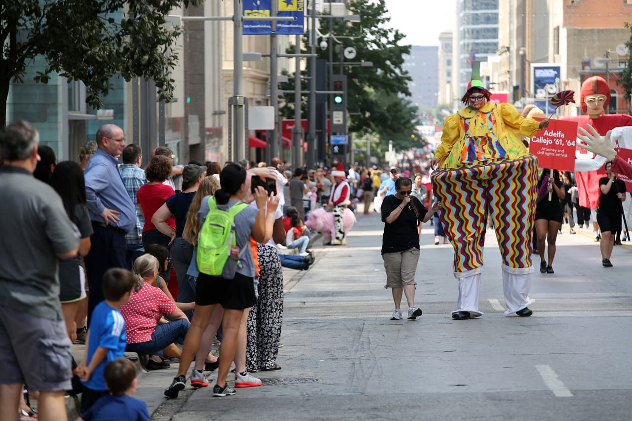 Dallas se pintó de música y fiesta en el inicio a esta gran feria