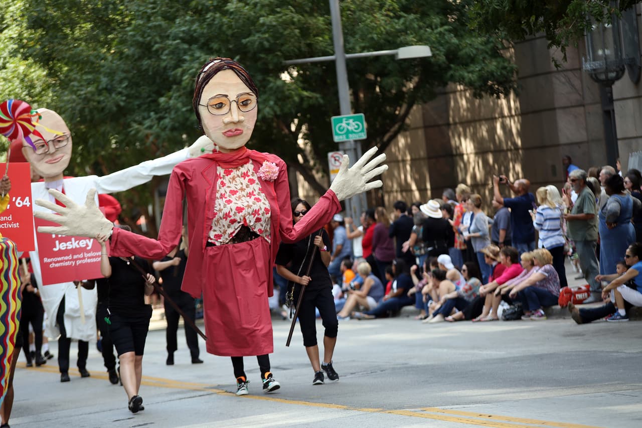 Dallas se pintó de música y fiesta en el inicio a esta gran feria