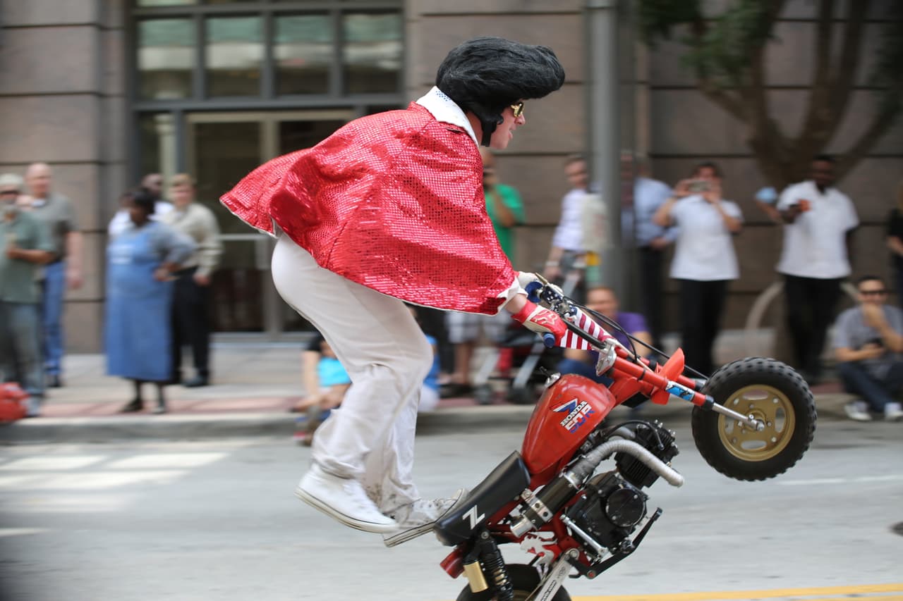 Dallas se pintó de música y fiesta en el inicio a esta gran feria