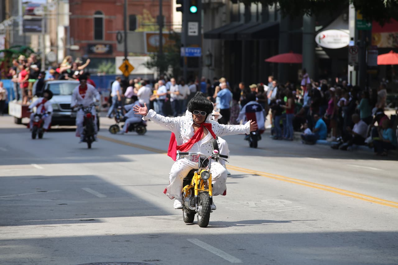 Dallas se pintó de música y fiesta en el inicio a esta gran feria