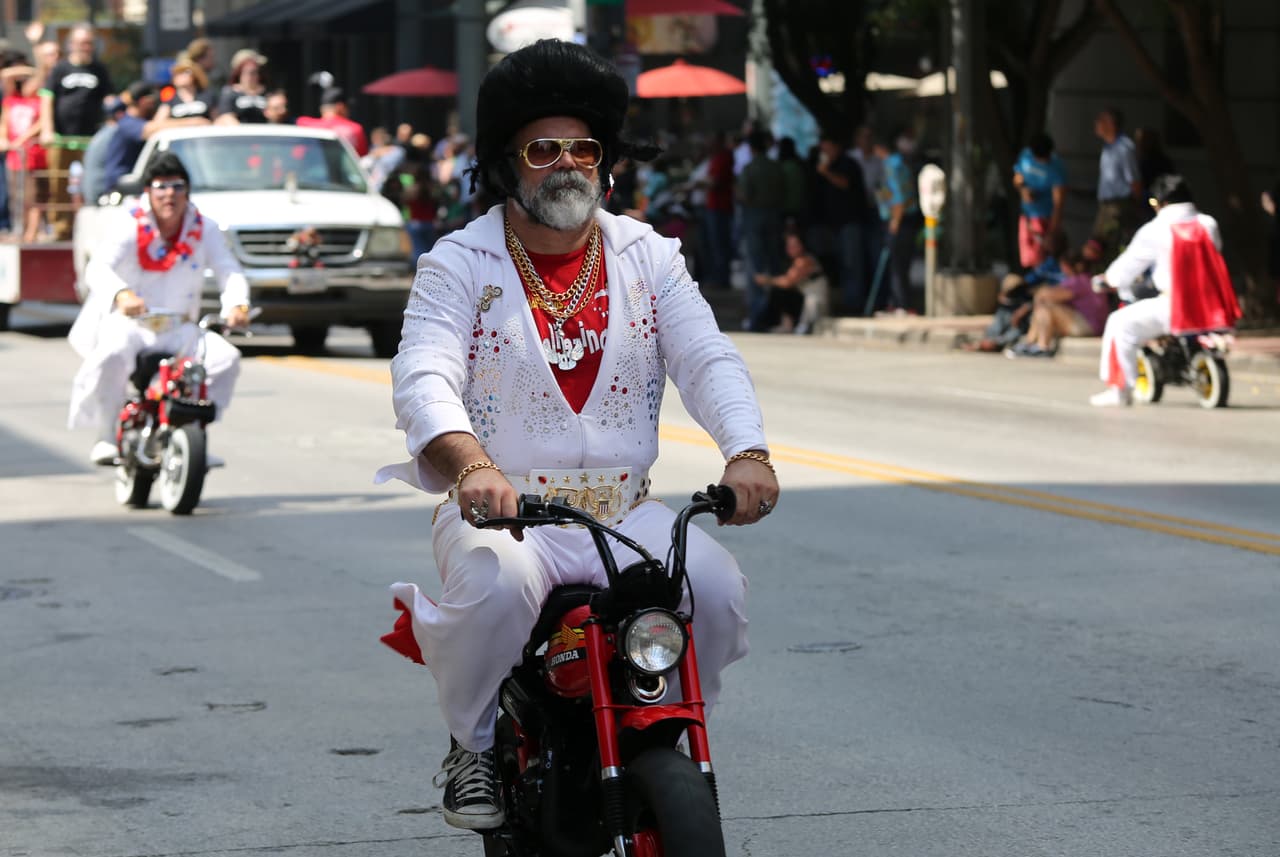 Dallas se pintó de música y fiesta en el inicio a esta gran feria