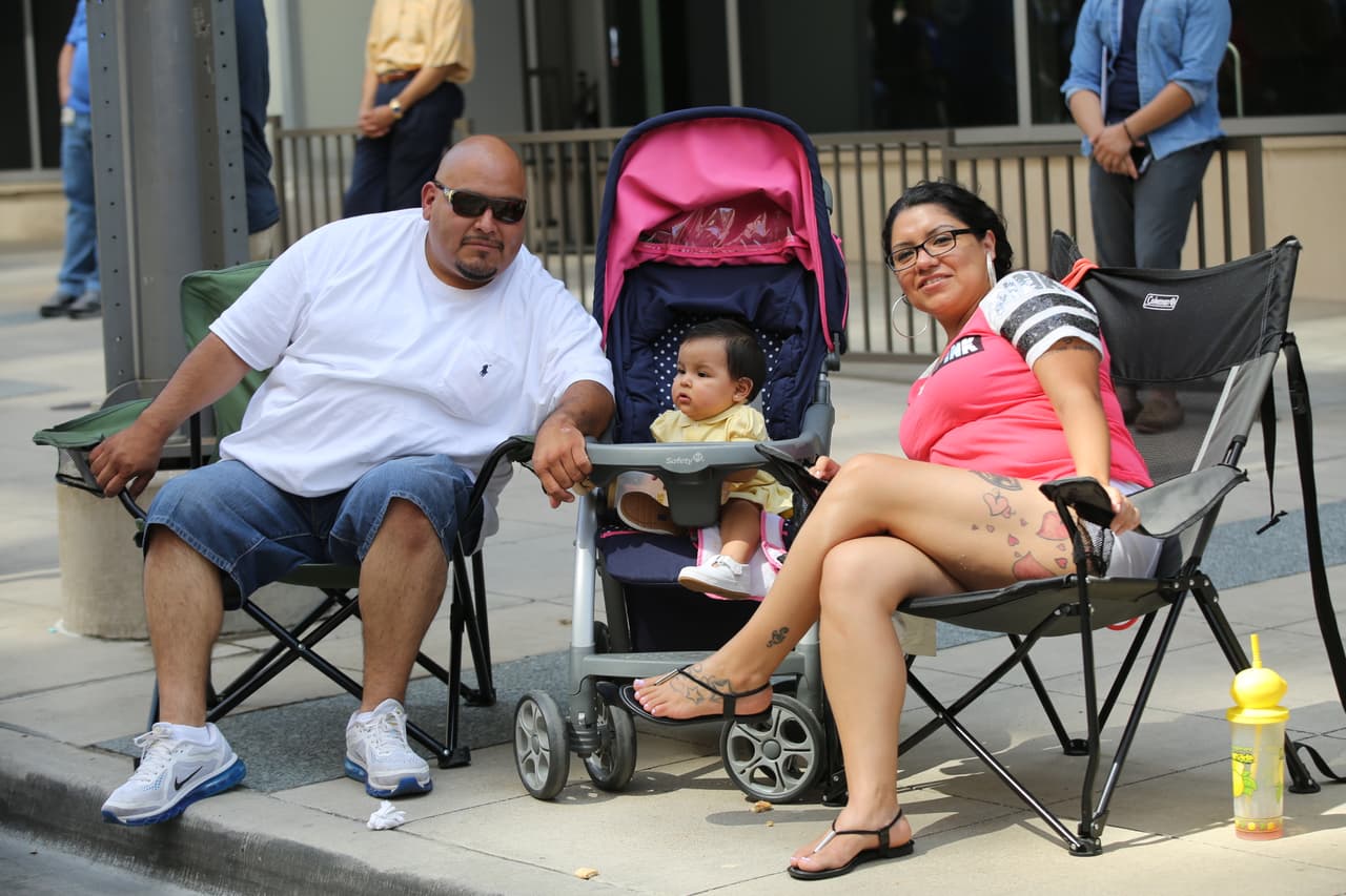 Dallas se pintó de música y fiesta en el inicio a esta gran feria