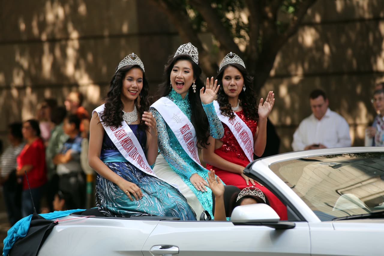 Dallas se pintó de música y fiesta en el inicio a esta gran feria