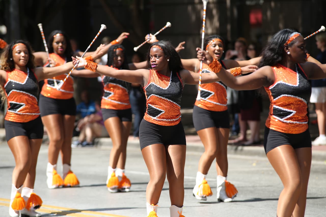 Dallas se pintó de música y fiesta en el inicio a esta gran feria