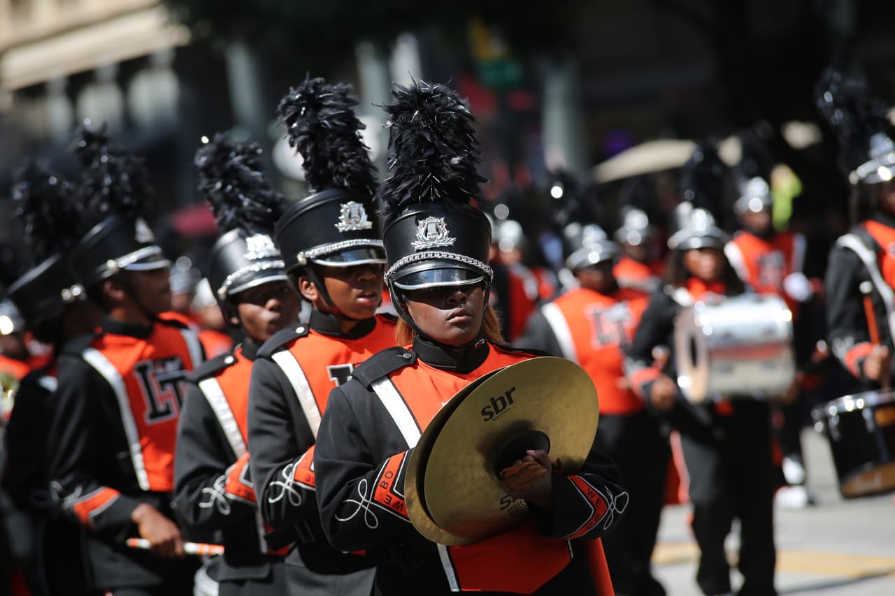 Dallas se pintó de música y fiesta en el inicio a esta gran feria
