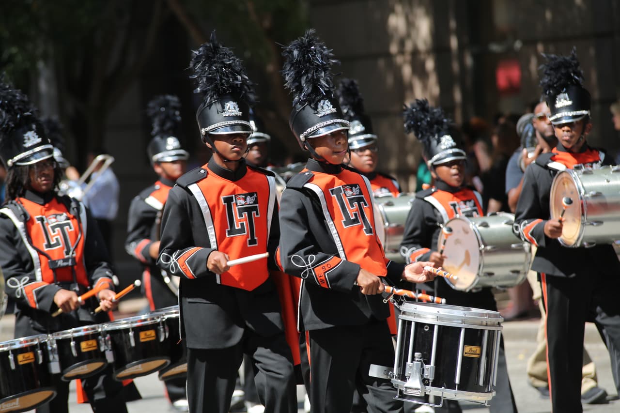 Dallas se pintó de música y fiesta en el inicio a esta gran feria