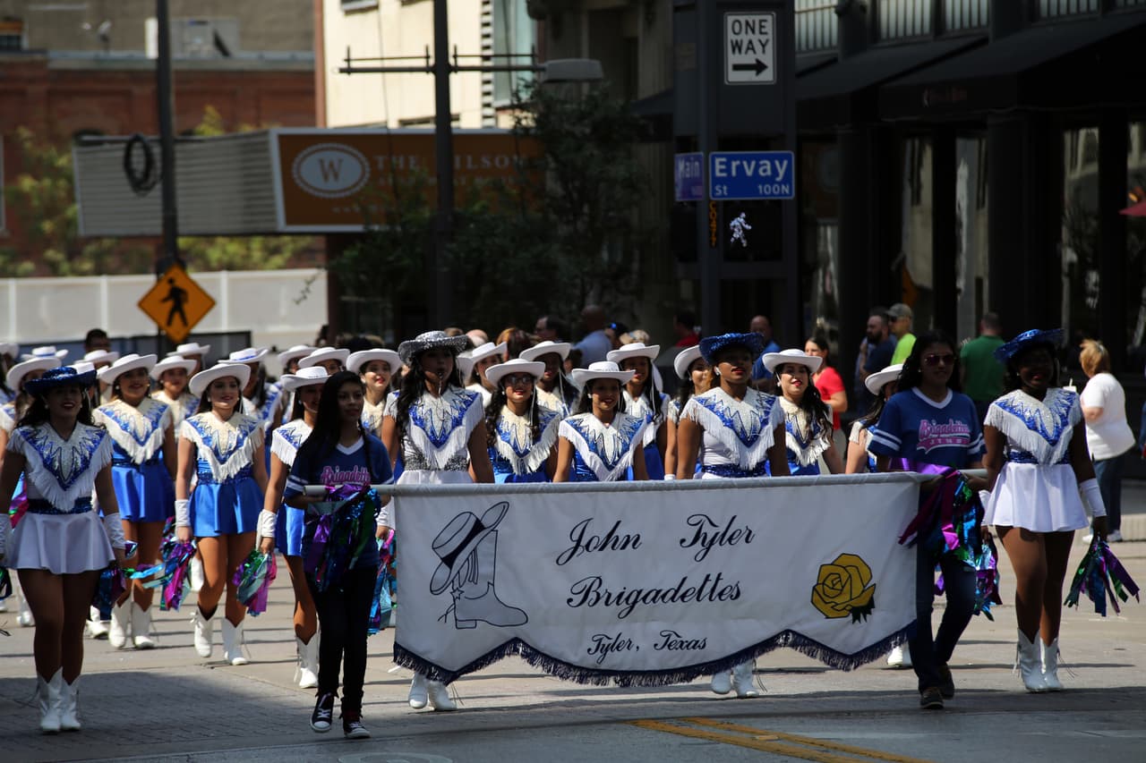 Dallas se pintó de música y fiesta en el inicio a esta gran feria