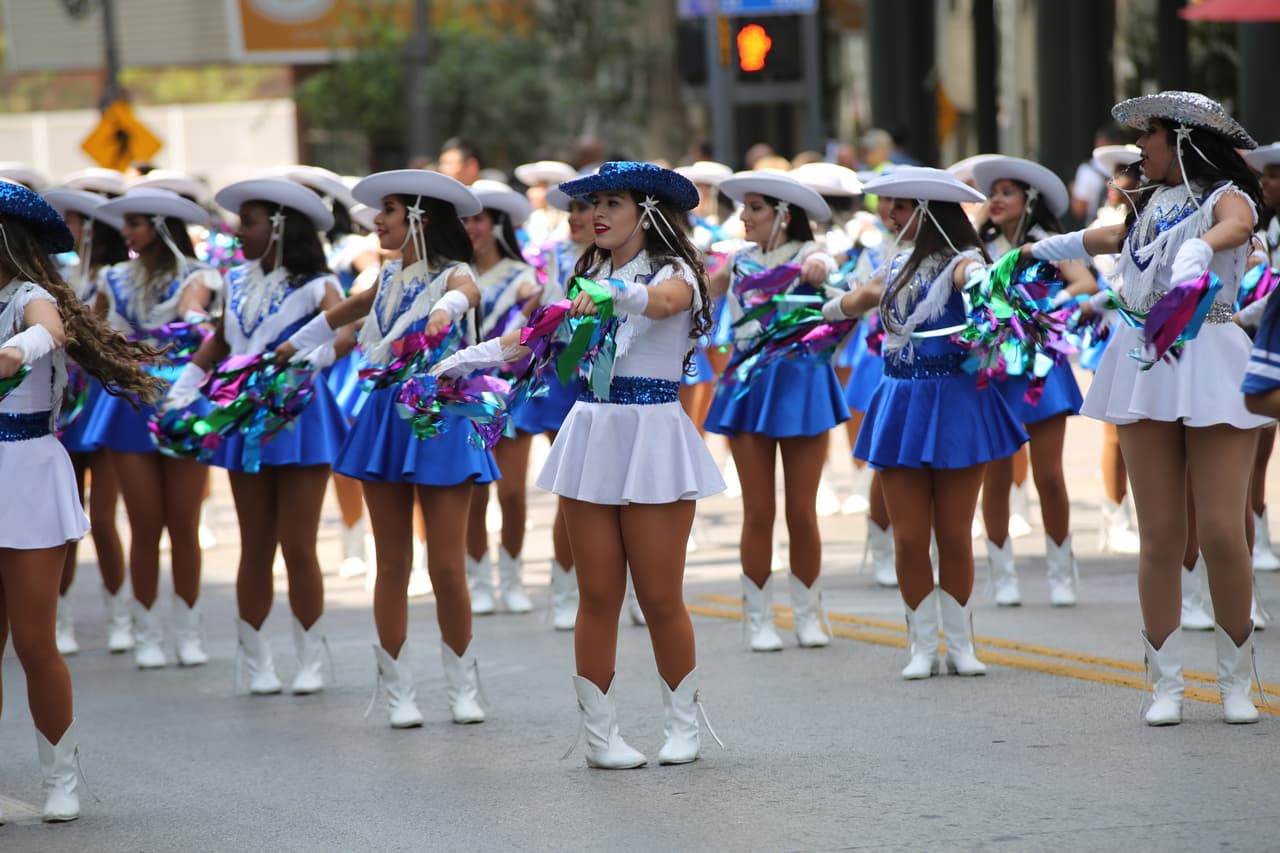 Dallas se pintó de música y fiesta en el inicio a esta gran feria