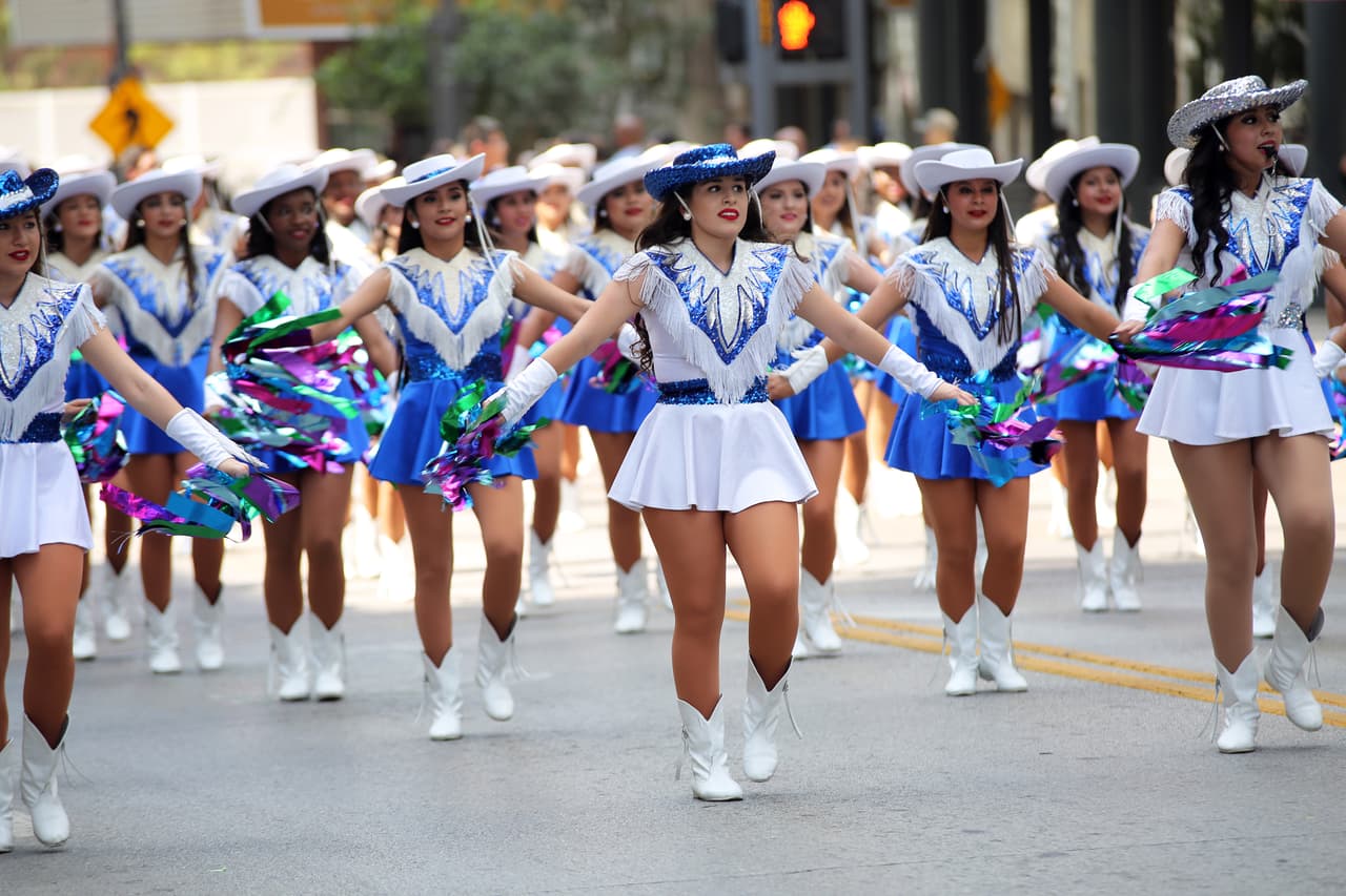 Dallas se pintó de música y fiesta en el inicio a esta gran feria