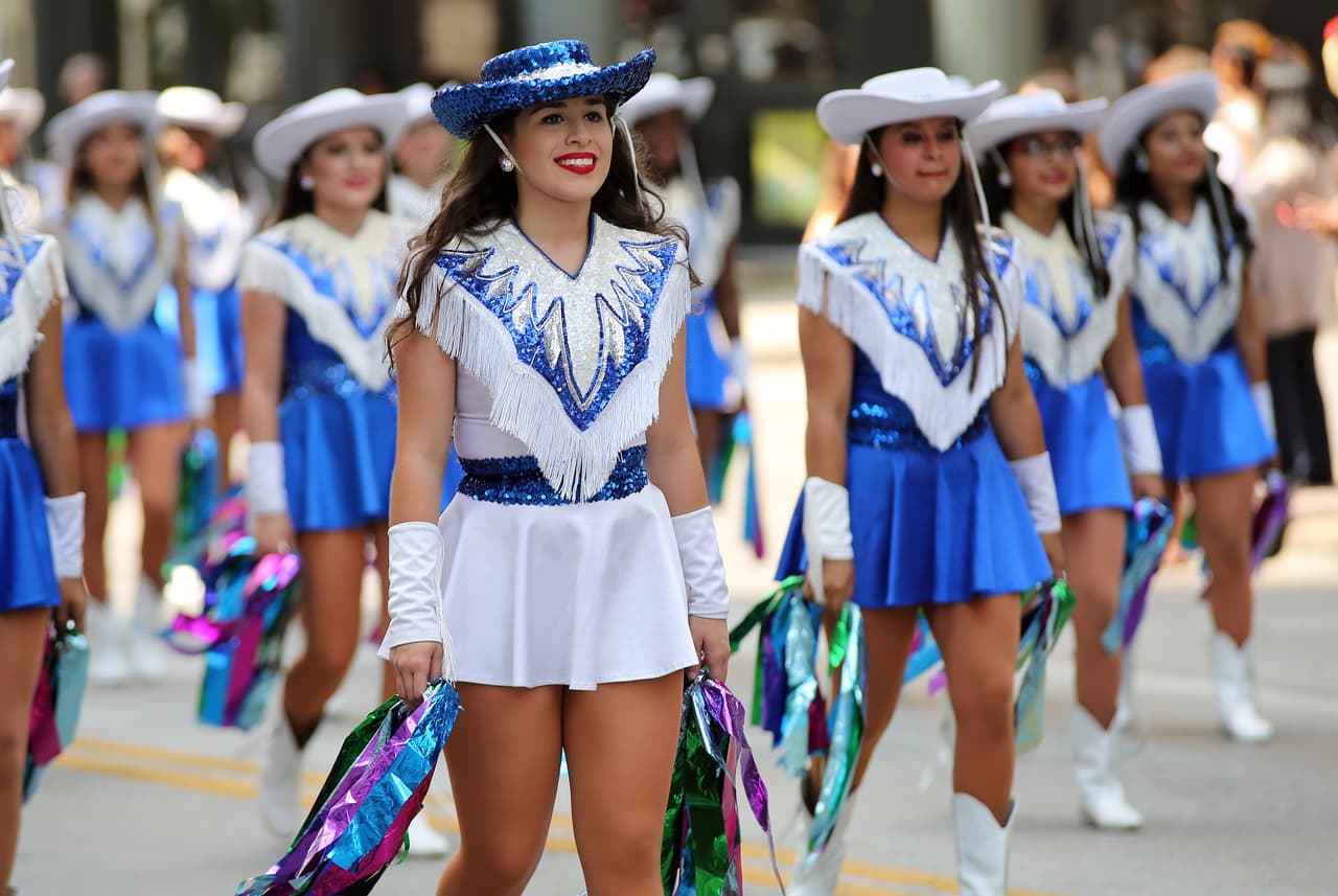 Dallas se pintó de música y fiesta en el inicio a esta gran feria